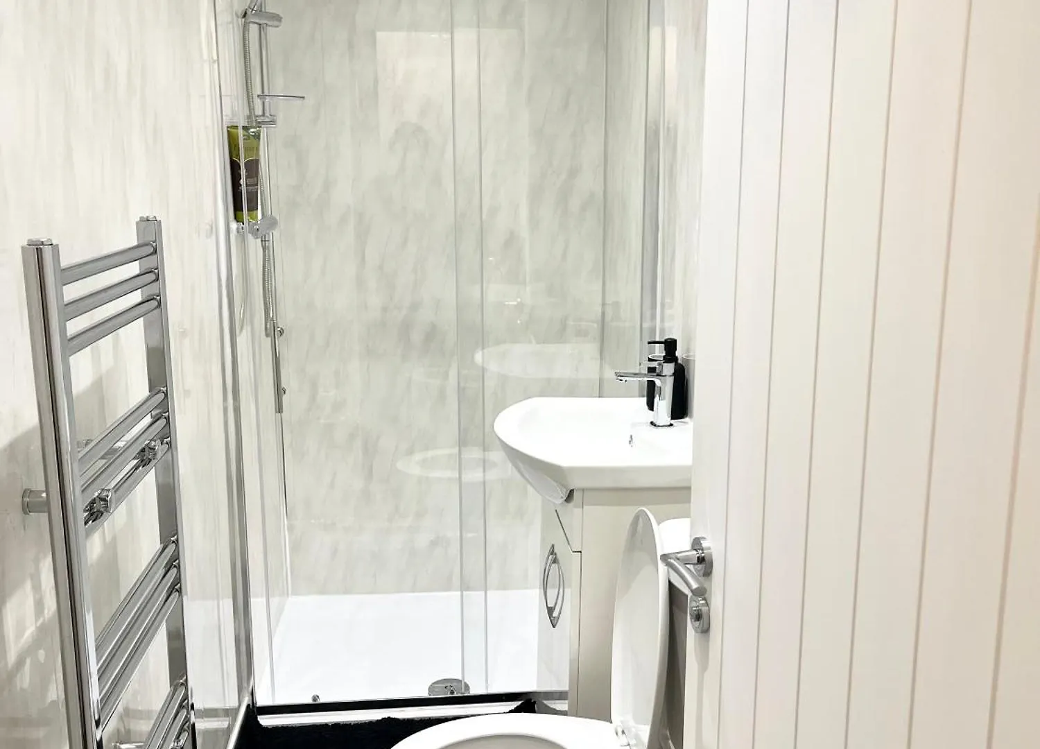 Convenient & Modern Private Bedroom Space Near Barnsley Hospital