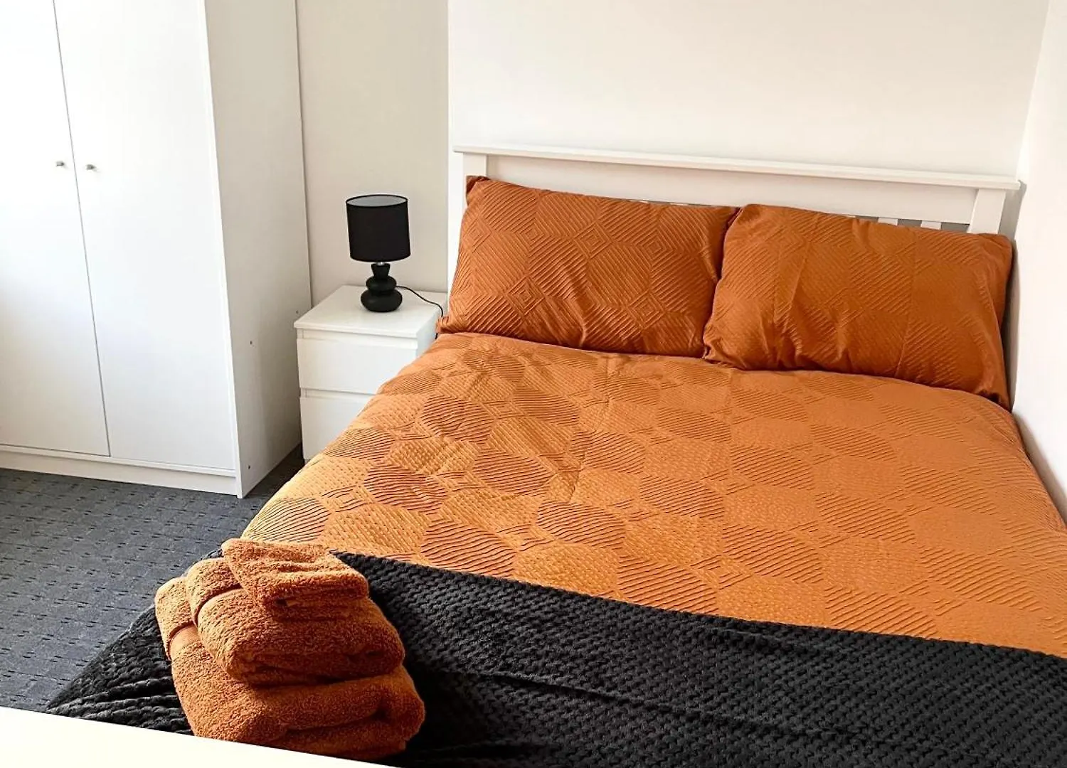 Convenient & Modern Private Bedroom Space Near Barnsley Hospital